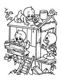 Huey, Dewey şi Louie construisc o casă în copac