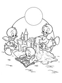 Huey, Dewey și Louie construiesc un castel de nisip