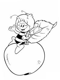 Albinuța Maia stă pe un măr